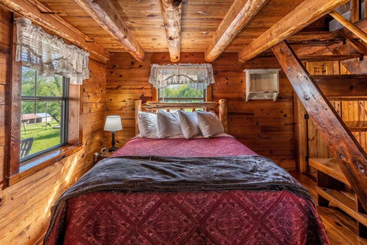 The bed in Ponca Cabin 1