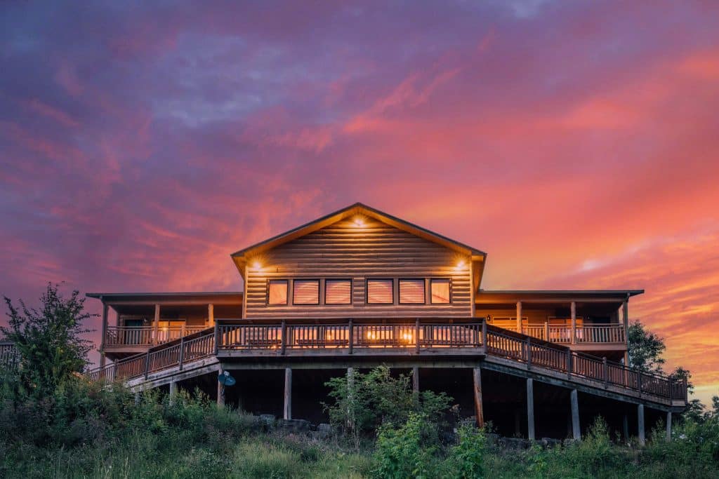 Riverwind Lodge Sunset Exterior